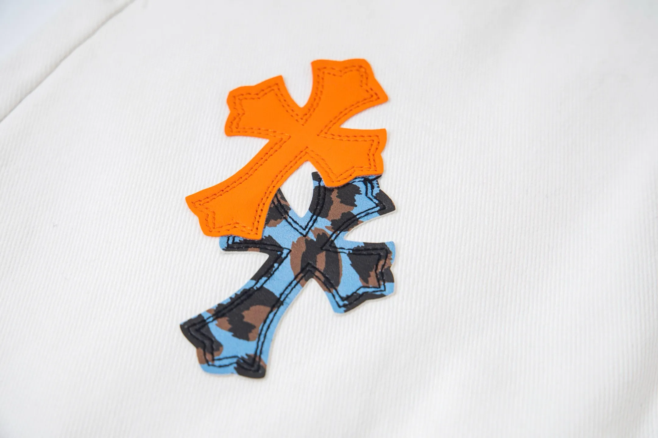 P260 💰 (Top version) Chrome Hearts/Chrome Hearts Classic white and orange cow series colored leather cross washed color fabric unisex denim trousers Vibe style straight stacked god-level version Carbon fine bias denim color cloth Old vintage full set of hardware - Chrome Hearts white cow series The high version uses high-ounce custom fabrics, fermentation washing and soft color fixation, soft and thick to wear. The details are all made by hand-polished craftsmanship. All-over printed jacquard fabric Unique design style. Through multiple processes to create a full retro feel. Unique niche non-contrast shirt. Customized distressed spray-painted buttons. Craftsmanship in every detail. Color: white and orange. Size: 28-30-32-34 (corresponding to S-M-L-XL)